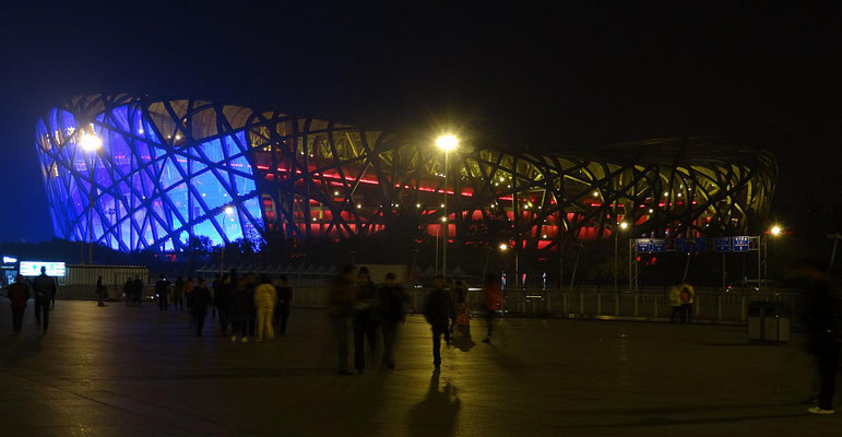 Das Hauptstadium der olympischen Spiele 2008, "Vogelnest" genannt, bei Nacht.