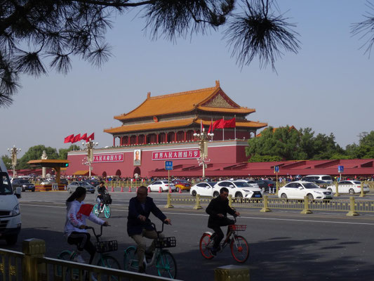 Das Bild Maos hängt unterhalb der Stelle, an der er vor siebzig Jahren die Volksrepublik China ausgerufen hat.