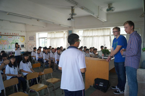 Schüler bei der Präsentation ihrer Heimat in einer chinesischen Klasse der Tangxia Senior Highschool.
