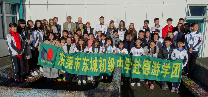 Gruppenfoto nach der Begrüßung der Gäste von der Dongcheng Middle School.