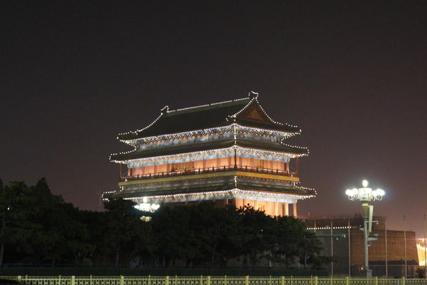 Das südliche Stadttor am Tianmenplatz bei Nacht.