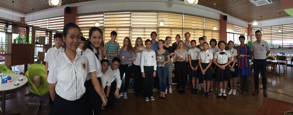 Gruppenbild im Fremdsprachengymnasium Dongguan City.