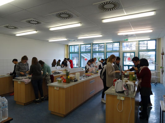 Gemeinsames kochen des Mittagessens im Workshop "European Food".