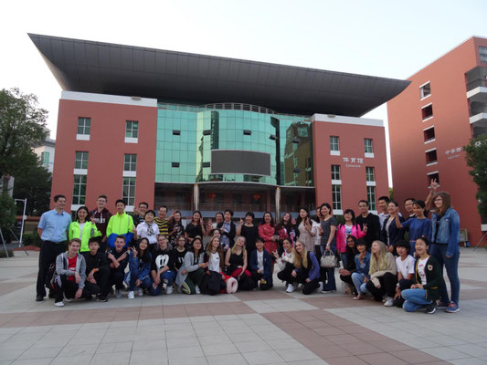 Abschiedsfoto an unserer Gastschule, dem Fremdsprachengymnasium Dongguan, mit den Gastgeberfamilien.
