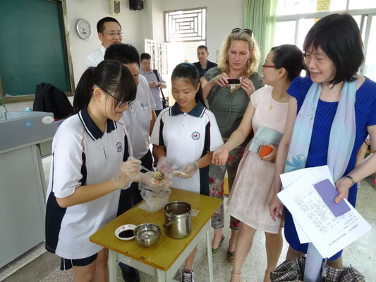 Die Schüler besuchten einzeln Klassen, wo ihnen verschiedene typisch chinesische Kultur- und Alltagsmerkmale vorgestellt wurden. Hier werden gefüllte Nudeln hergestellt ...