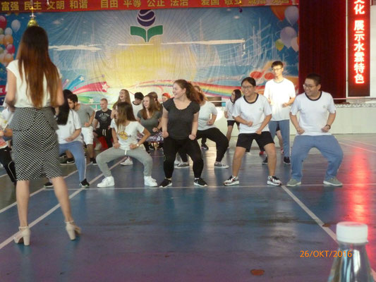 Mit China verbinden wir automatisch Kung Fu und Tai Chi. Nach einer Kung Fu Vorführung an der Shuilin-Privatschule durften die Schüler es auch einmal probieren.