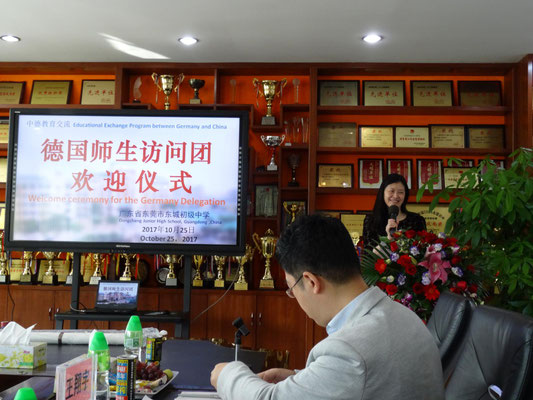 Zu Besuch in der Dongcheng-Mittelschule. Die Schulleitern war im Feb. 2015 mit einer Schülergruppe in der KSF.