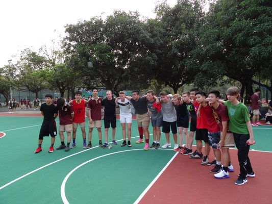 Beide Teams am Ende. Es war ein heisses Spiel, vom Verlauf her und klimatisch!