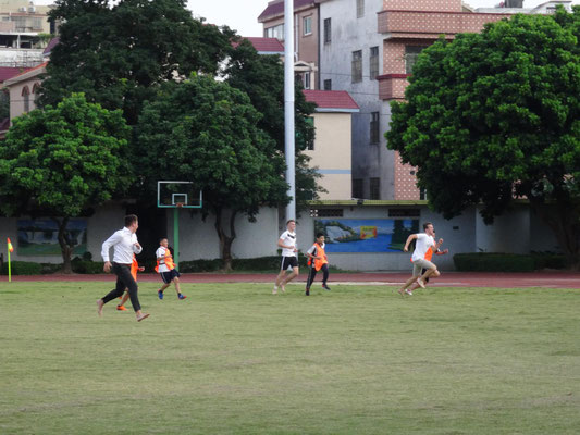 Jüngere chinesische Schüler wünschten sich sooo sehr ein Fussballspiel gegen die Deutschen. Diese liesen sich nicht lange bitten, obwohl sie keine Sportsachen dabei hatten!