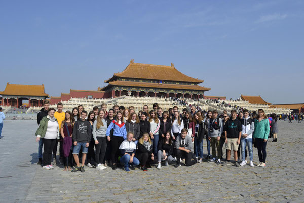 Mit vielen Touristen zusammen in der verbotenen Stadt.