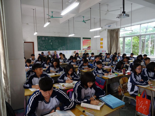 Deutsche Lehrer gewinnen einen Eindruck vom chinesischen Unterricht in einer Englischstunde.