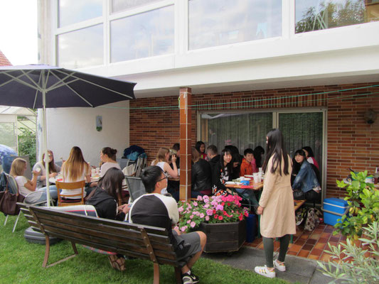 Am letzten Abend traf sich fast die vollständige Austauschgruppe bei einer privat organisierten Abschiedsparty im Garten einer der Gastfamilien:  Herzlichen Dank Fam. Müller!