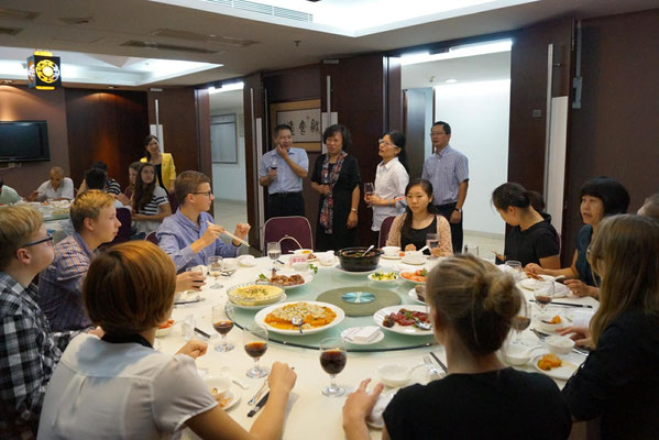 Die Vize-Bürgermeisterin begrüßte die Schüler bei einem feierlichen Bankett im Rathaus von Dongguan. 