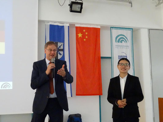 Schulleiter Hr. Mayer, selbst China-erfahren, begrüßte die chinesischen Gäste. Fr. Pu-Kleene, Chinesischlehrerin an der KSF und Organisatorin des schulübergreifenden Austauschprogrammes, übersetzt.