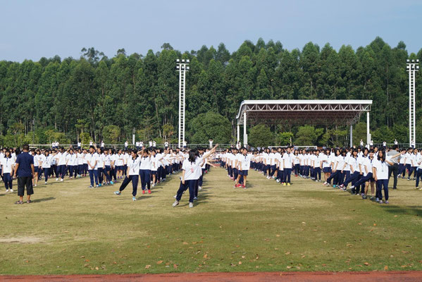 Morgengymnastik an der Tangxia Highschool (hier nur Jahrgang 7/8, insgesamt 2800 Schüler)