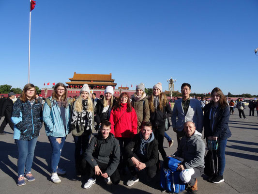 Die Teilnehmer der KSF mit ihren Gruppenbetreuer Xiangyu Wang auf dem Platz des himmlichen Friedens.