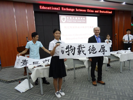 Feierliche Begrüßung an der Foreign Language School Dongguan: Übergabe einer live erstellten Kalligraphie.