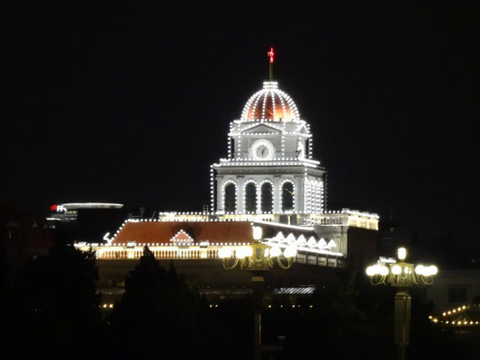 Ein prachtvoller Pekinger Museumsbau bei Nacht.