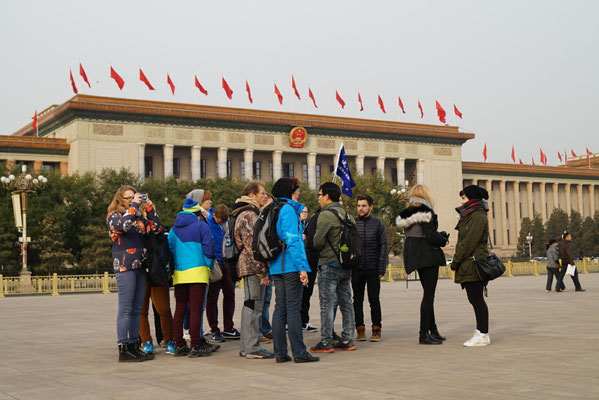 Die Besuchsgruppe auf dem Tianmen Platz ((Platz des himmlichen Friedens).