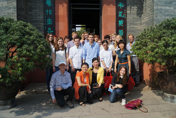 Die Besuchsgruppe und chinesische Begleiter beim Besuch im Ke-Garten von Dongguan.