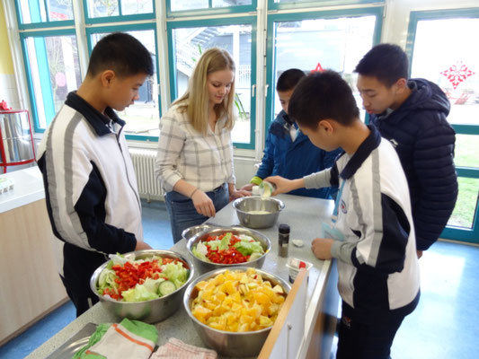 Kooperative Obstsalat- und Mischsalatherstellung.