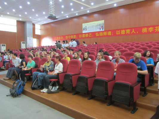 Begrüßung in der Aula der Junior Highschool von Tangxia.