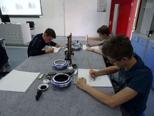 Schüler beim Erstellen einer Kalligraphie.