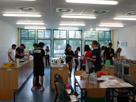 In den Schulküchen bereiteten die Schüler in einem Workshop gemeinsam in gemischten Teams ihr Mittagessen.