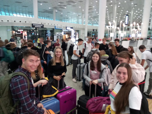 Die Schüler/-Innen der KSF vor der Abreise am Frankfurter Flughafen.