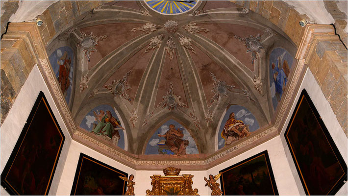 Plafond au-dessus de l'autel: St Barthélémy entouré par les Evangélistes