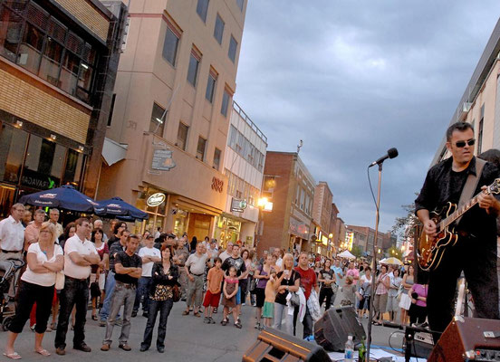 Rue Racine plus de 30 restaurants (5 minutes de marche)