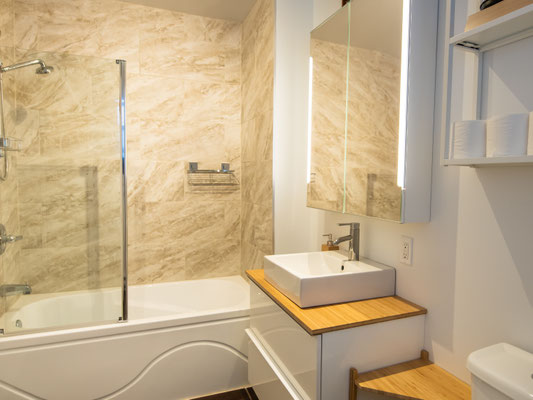 Salle de bain avec douche