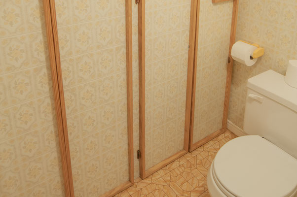 Salle d'eau à l'étage avec lavabo et toilette
