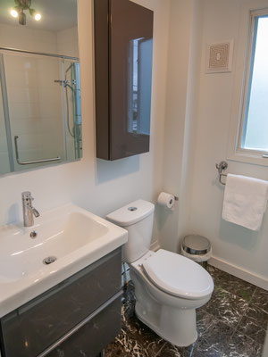 Salle de bain avec douche italienne