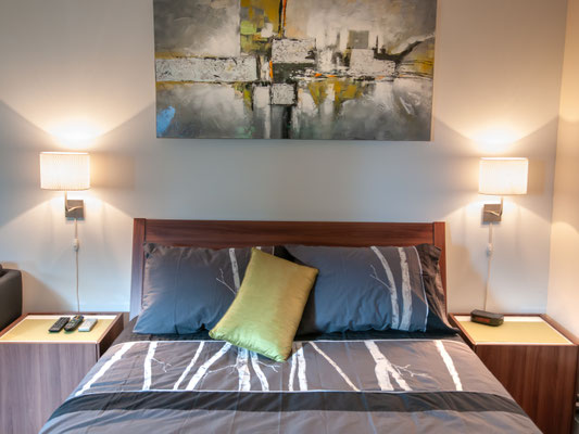 Chambre - lit queen 160 x 200 cm / 60 pouces x 80 pouces 
