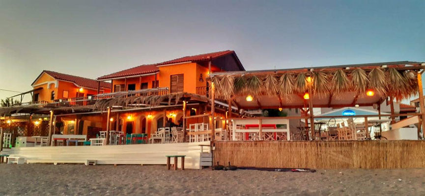 Der Ort des Geschehens: Die Hara Beach Bar