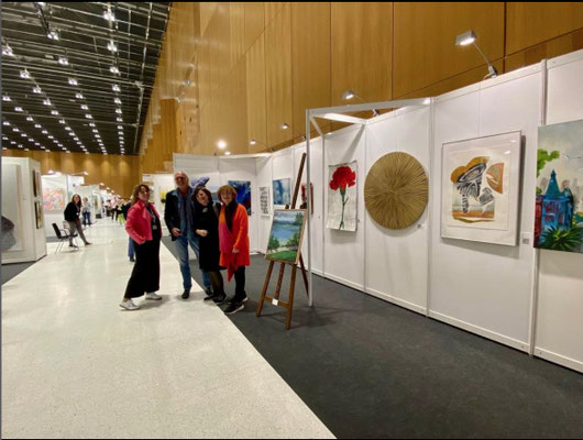 Der Messestand mit Blick in die Tiefe der Halle