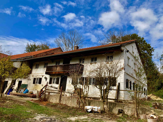 Das verlassene Wohnhaus mit dem angebauten Stall