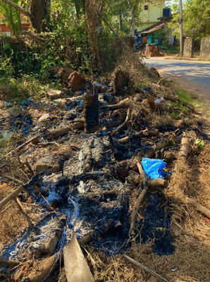 Wild entsorgter Abfall an der Sernabatim-Benaulim-Road