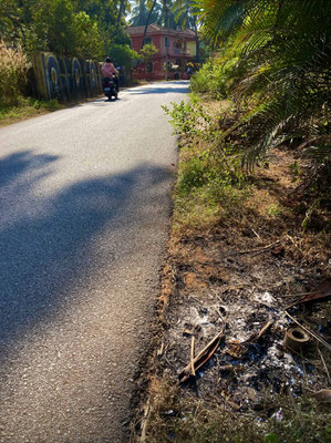Garbage burning alongside the Sernabatim-Benaulim-Road