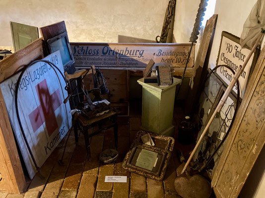 Stall-Box 3: Die Fundstücke aus dem Dachboden des Schlosses Ortenburg, Landkreis Passau