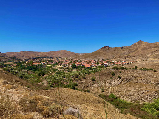 Blick über das Dorf von den kargen Vulkanbergen herab.