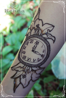 Henna Tattoo Uhr mit Blüten Geburtstag Attraktion buchen