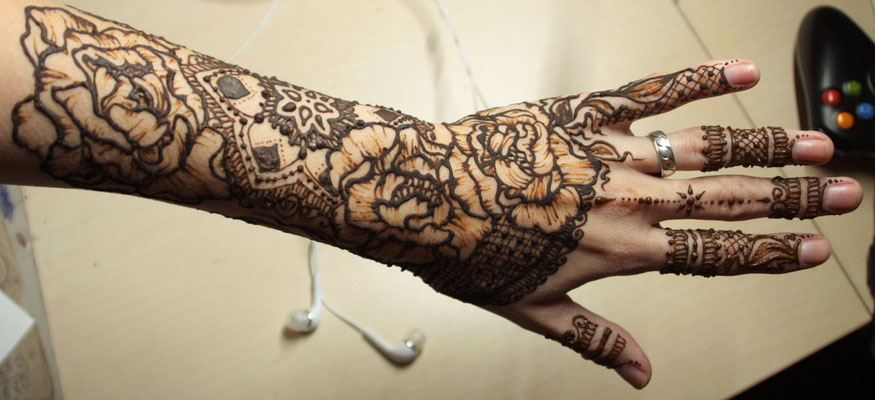 Florales Unterarm Henna Tattoo Rosenmotiv