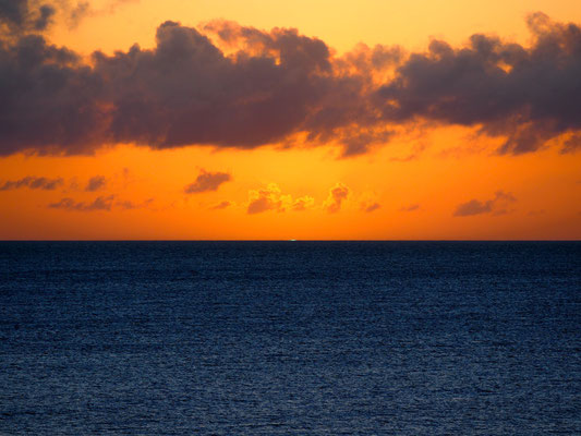 太陽が水平線に沈む一瞬の光、グリーンフラッシュ。見ることができて嬉しかった。2021年11月、南大東島。