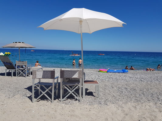 Direkt am Meer. Wir sind mit den hinteren Reihen zufrieden. Dieses Plätzchen hier ist etwas teuer. 