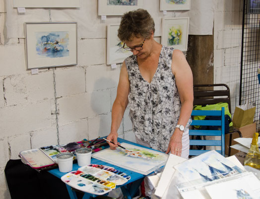 Martine SAINT ELLIER peint devant les visiteurs aux  Ateliers Ouverts des Rosiers-sur-Loire