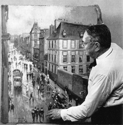 Jim-E. Sévellec dans son atelier brestois devant sa toile "La vieille rue de Siam", années 1960 / DR