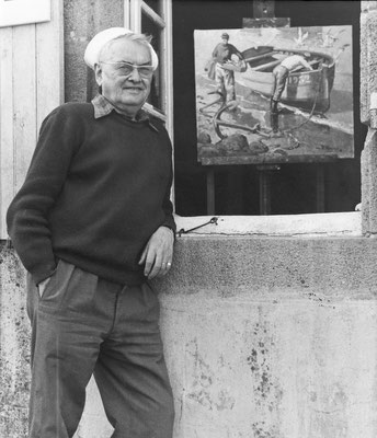 Jim-E. Sévellec devant son atelier de Camaret, quai du Styvel, dans les années 1960 / coll. part.