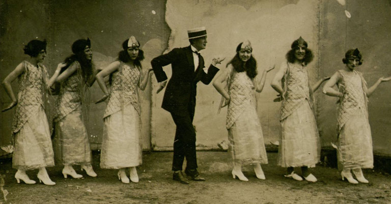Le Compère (M. Jimmy) et les Sirènes, pièce "Oh ! Ys !", 1er tableau, juin 1924 / Archives de Brest Métropole - 2OBJ163